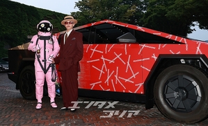 【フォト】G-DRAGON、サイバートラック＆宇宙飛行士とともにポーズ