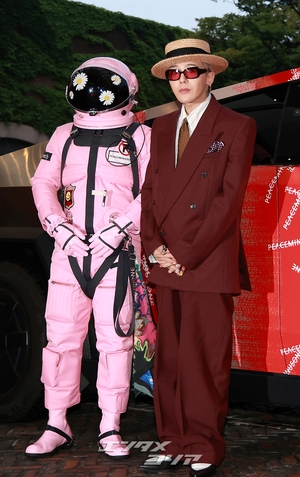 【フォト】G-DRAGON、サイバートラック＆宇宙飛行士とともにポーズ