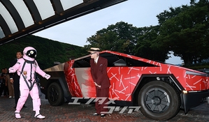 【フォト】G-DRAGON、サイバートラック＆宇宙飛行士とともにポーズ