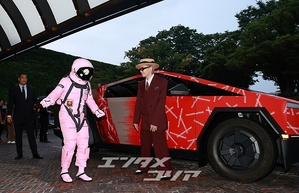 【フォト】G-DRAGON、サイバートラック＆宇宙飛行士とともにポーズ