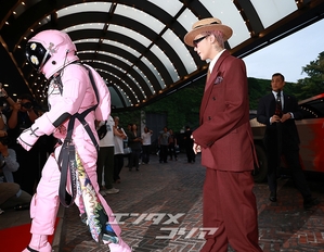 【フォト】G-DRAGON、サイバートラック＆宇宙飛行士とともにポーズ