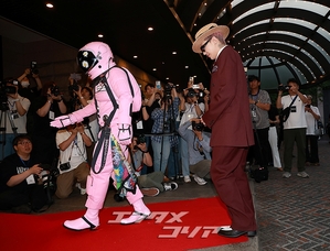 【フォト】G-DRAGON、サイバートラック＆宇宙飛行士とともにポーズ