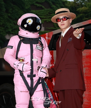 【フォト】G-DRAGON、サイバートラック＆宇宙飛行士とともにポーズ