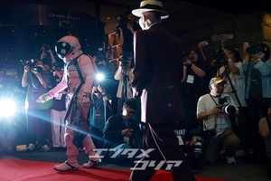 【フォト】G-DRAGON、サイバートラック＆宇宙飛行士とともにポーズ