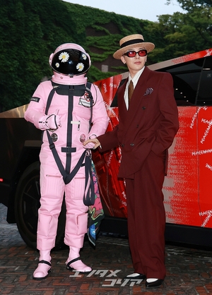 【フォト】G-DRAGON、サイバートラック＆宇宙飛行士とともにポーズ