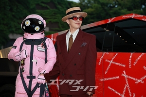 【フォト】G-DRAGON、サイバートラック＆宇宙飛行士とともにポーズ