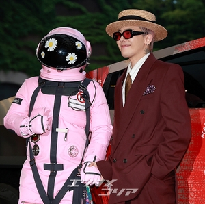 【フォト】G-DRAGON、サイバートラック＆宇宙飛行士とともにポーズ