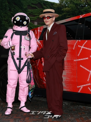 【フォト】G-DRAGON、サイバートラック＆宇宙飛行士とともにポーズ