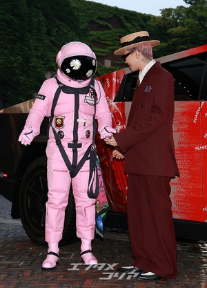 【フォト】G-DRAGON、サイバートラック＆宇宙飛行士とともにポーズ