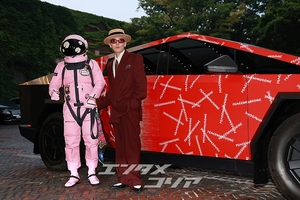 【フォト】G-DRAGON、サイバートラック＆宇宙飛行士とともにポーズ