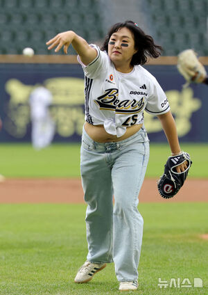 【フォト】始球式をするお笑いタレントのイ・スジ　／ソウル