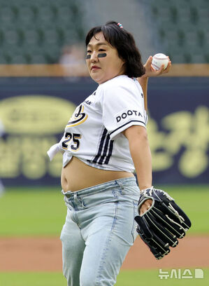 【フォト】始球式をするお笑いタレントのイ・スジ　／ソウル