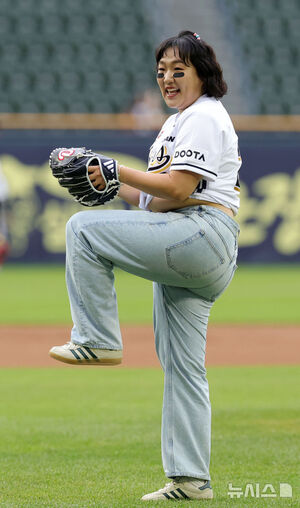 【フォト】始球式をするお笑いタレントのイ・スジ　／ソウル