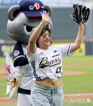 【フォト】始球式をするお笑いタレントのイ・スジ　／ソウル