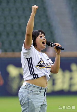 【フォト】始球式をするお笑いタレントのイ・スジ　／ソウル