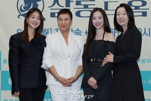 【フォト】「わたしたちこそ『サロン・ド・ホームズ』の4人組」