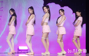 【フォト】ILLIT、魅力的なステージ