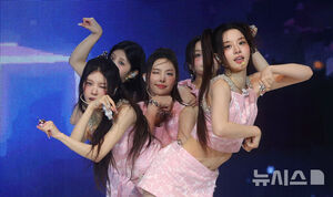 【フォト】ILLIT、魅力的なステージ