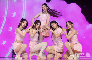 【フォト】ILLIT、魅力的なステージ