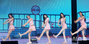 【フォト】ILLIT、魅力的なステージ