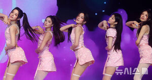 【フォト】ILLIT、魅力的なステージ