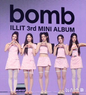 【フォト】ピンクの衣装を身にまとったILLIT「3rdミニアルバムで戻ってきたよ」