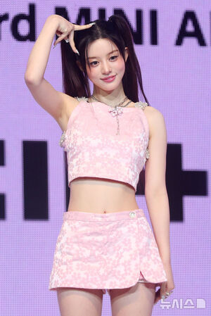 【フォト】ピンクの衣装を身にまとったILLIT「3rdミニアルバムで戻ってきたよ」