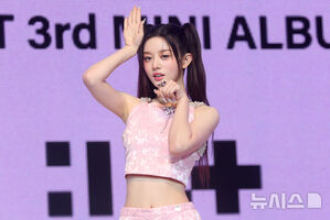 【フォト】ピンクの衣装を身にまとったILLIT「3rdミニアルバムで戻ってきたよ」