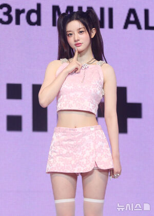 【フォト】ピンクの衣装を身にまとったILLIT「3rdミニアルバムで戻ってきたよ」