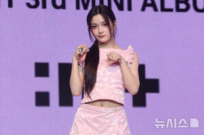 【フォト】ピンクの衣装を身にまとったILLIT「3rdミニアルバムで戻ってきたよ」