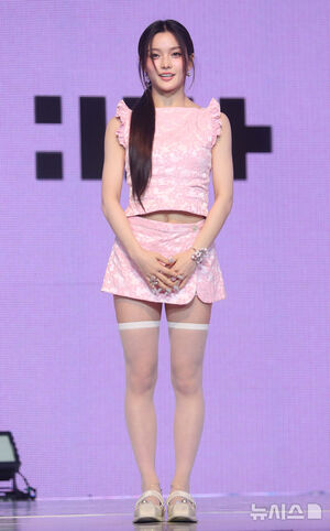 【フォト】ピンクの衣装を身にまとったILLIT「3rdミニアルバムで戻ってきたよ」