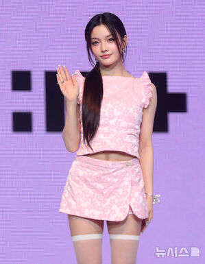 【フォト】ピンクの衣装を身にまとったILLIT「3rdミニアルバムで戻ってきたよ」