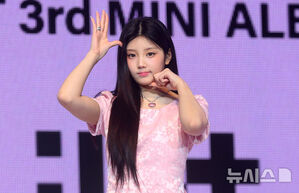 【フォト】ピンクの衣装を身にまとったILLIT「3rdミニアルバムで戻ってきたよ」