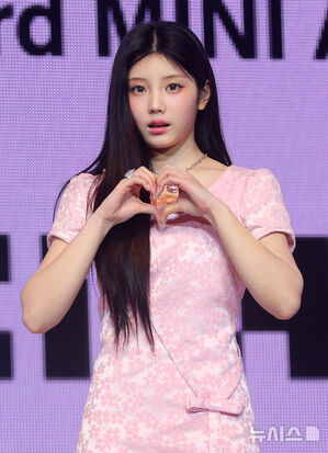 【フォト】ピンクの衣装を身にまとったILLIT「3rdミニアルバムで戻ってきたよ」