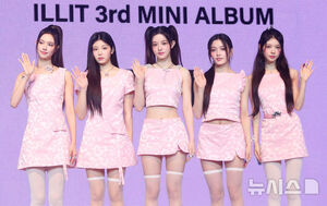 【フォト】ピンクの衣装を身にまとったILLIT「3rdミニアルバムで戻ってきたよ」