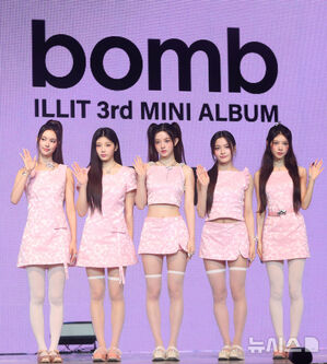 【フォト】ピンクの衣装を身にまとったILLIT「3rdミニアルバムで戻ってきたよ」