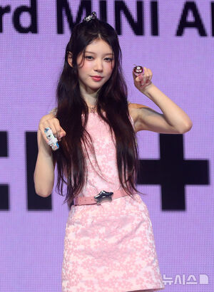 【フォト】ピンクの衣装を身にまとったILLIT「3rdミニアルバムで戻ってきたよ」