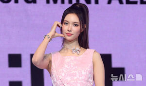 【フォト】ピンクの衣装を身にまとったILLIT「3rdミニアルバムで戻ってきたよ」