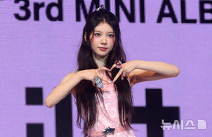 【フォト】ピンクの衣装を身にまとったILLIT「3rdミニアルバムで戻ってきたよ」