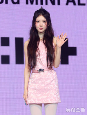 【フォト】ピンクの衣装を身にまとったILLIT「3rdミニアルバムで戻ってきたよ」