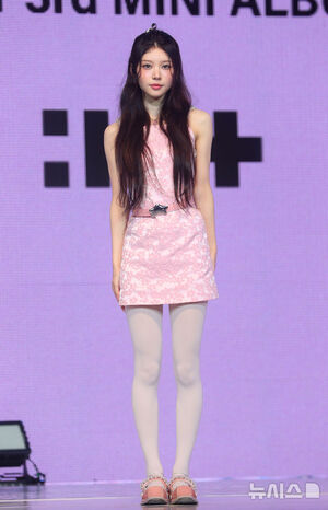 【フォト】ピンクの衣装を身にまとったILLIT「3rdミニアルバムで戻ってきたよ」