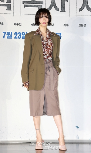 【フォト】華やかなスタイリングが目を引くナナ