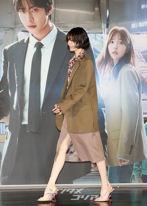 【フォト】華やかなスタイリングが目を引くナナ