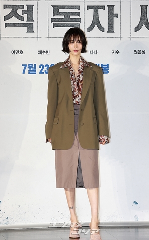 【フォト】華やかなスタイリングが目を引くナナ