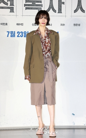 【フォト】華やかなスタイリングが目を引くナナ