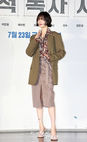 【フォト】華やかなスタイリングが目を引くナナ