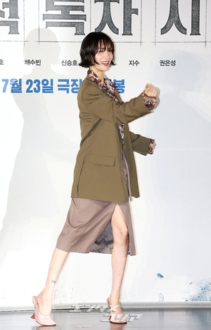 【フォト】華やかなスタイリングが目を引くナナ