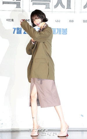 【フォト】華やかなスタイリングが目を引くナナ