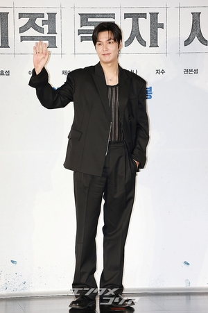 【フォト】彫刻ビジュアルのイ・ミンホ、ステキなポーズ