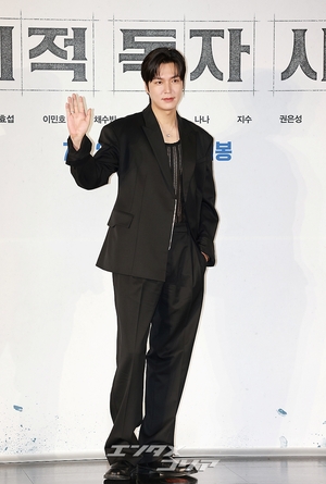 【フォト】彫刻ビジュアルのイ・ミンホ、ステキなポーズ